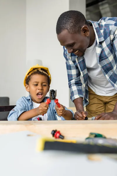 Afrikanisch-amerikanischer Vater und Sohn renovieren — Stockfoto