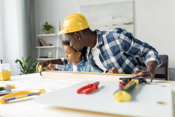 Afro-americanos padre e hijo haciendo renovación - foto de stock