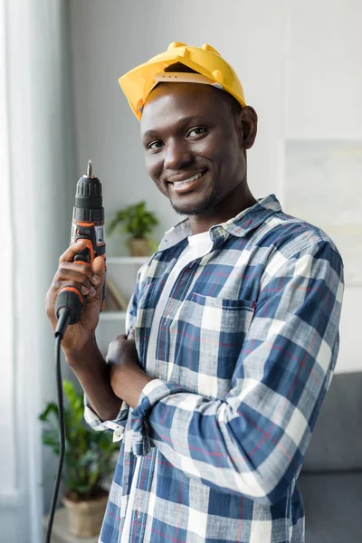 Hombre afroamericano con perforador - foto de stock