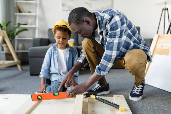 Afrikanisch-amerikanischer Vater und Sohn renovieren — Stockfoto