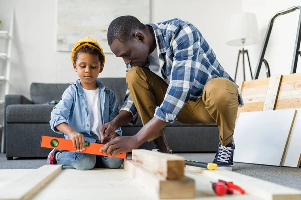 Afrikanisch-amerikanischer Vater und Sohn renovieren — Stockfoto