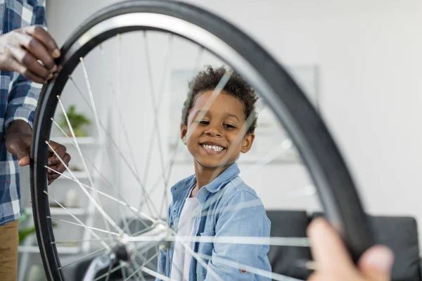 Menino africano feliz reparando bicicleta — Fotografia de Stock