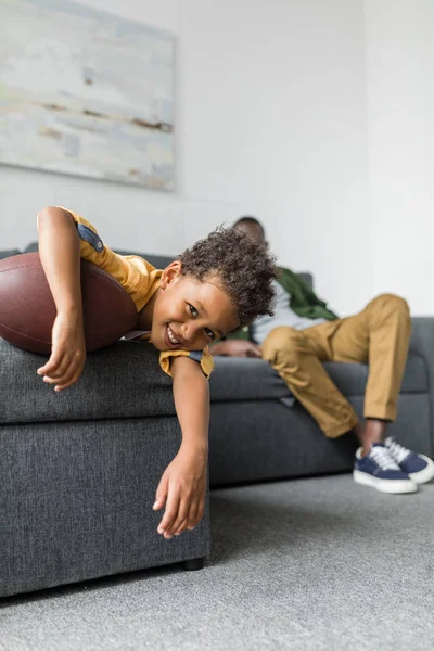 Afro-americano pai e filho relaxando em casa — Fotografia de Stock