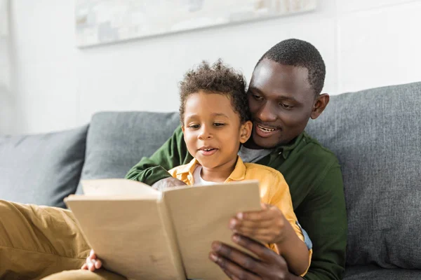 Père et fils lisant ensemble le livre — Photo de stock