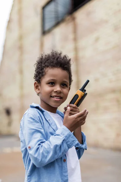 Hermoso niño con radio portátil - foto de stock