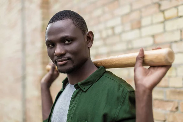 Schöner Afro-Mann mit Baseballschläger — Stockfoto