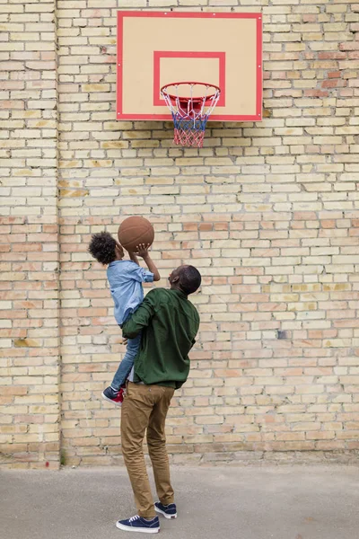 Padre e hijo jugando baloncesto juntos - foto de stock