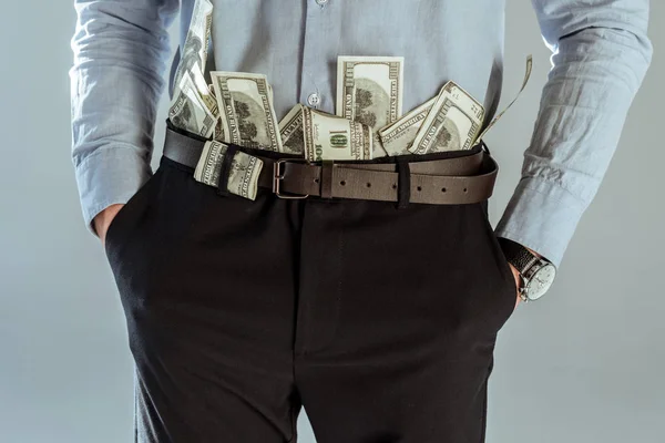 Vista de cerca de billetes de dólar en pantalones de hombre de negocios - foto de stock