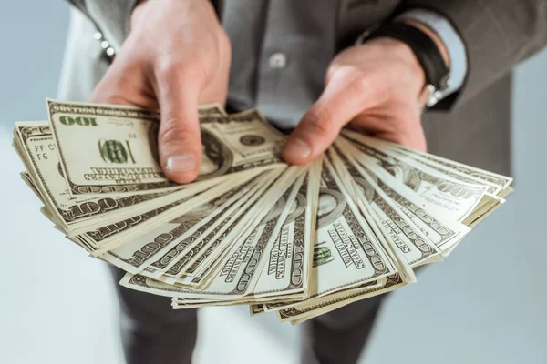 Крупним планом бізнесмен тримає доларові банкноти в руках — стокове фото
