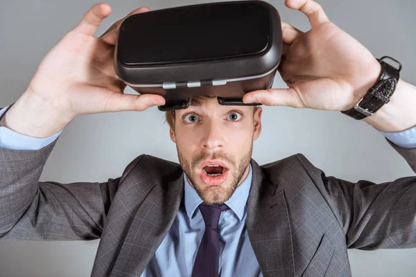 Giovane uomo d'affari sorpreso con auricolare realtà virtuale — Foto stock