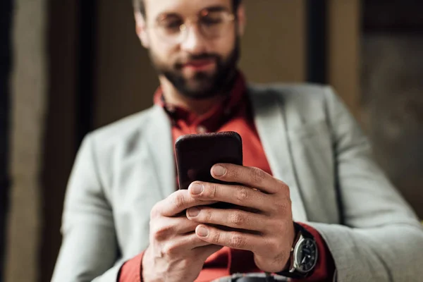 Enfoque selectivo del hombre utilizando el teléfono inteligente - foto de stock