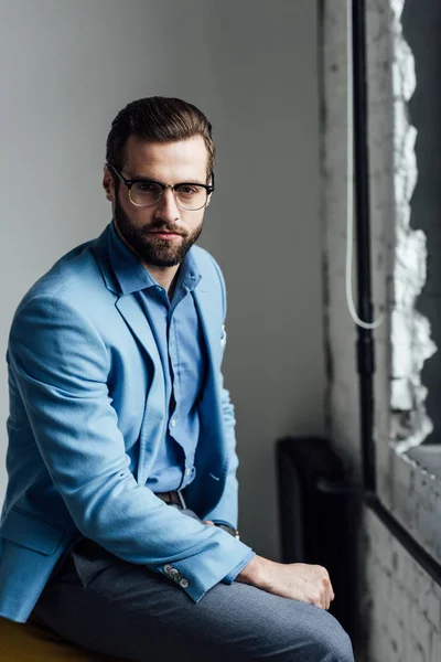 Стильний красивий чоловік в окулярах і синій модний костюм — стокове фото