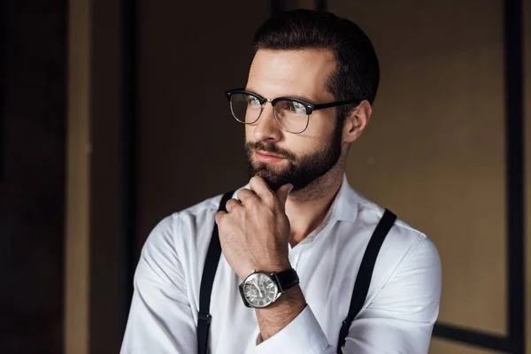 Homem pensativo na moda em óculos da moda — Fotografia de Stock
