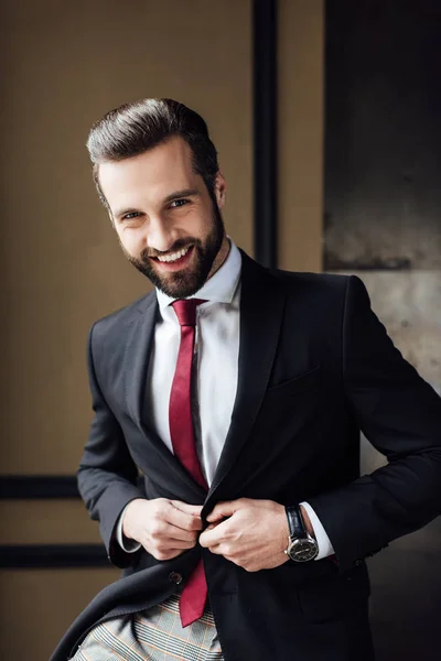 Retrato de hombre de negocios sonriente guapo en traje elegante - foto de stock