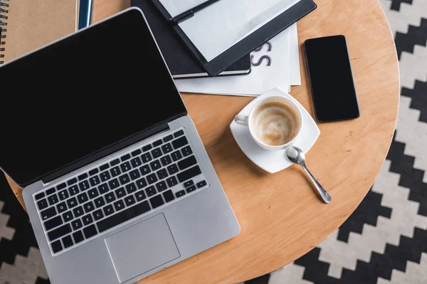 Vista superior del lugar de trabajo de negocios con ordenador portátil y taza de café - foto de stock