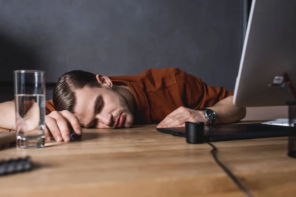 Sovraccarico di lavoro giovane designer dormire sul posto di lavoro — Foto stock