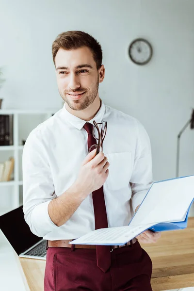 Schöner Geschäftsmann hält Ordner mit Dokumenten — Stockfoto