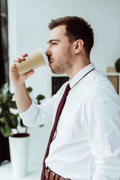 Hombre de negocios beber café de la taza desechable - foto de stock