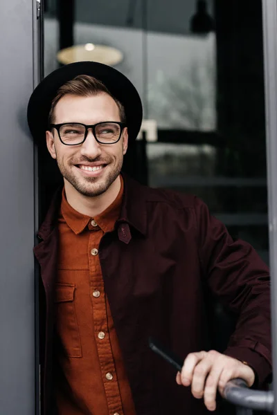 Alegre hombre con estilo en gafas y sombrero de moda - foto de stock