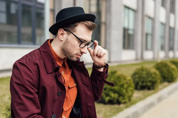 Hombre elegante guapo en gafas y sombrero de moda - foto de stock