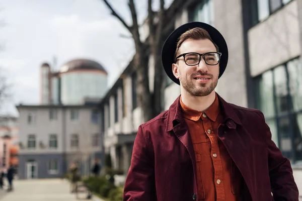 Schöner eleganter stilvoller Mann posiert in der Stadt — Stockfoto