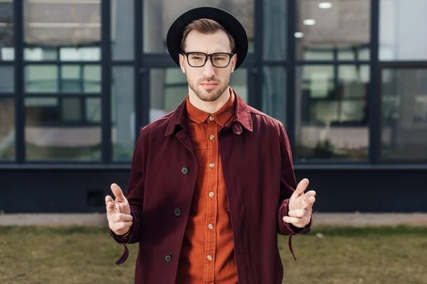 Elegante uomo serio che punta con mano pistole gesto — Foto stock