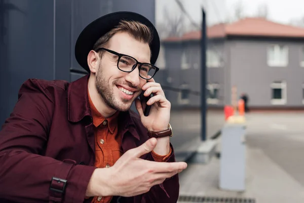 Homem elegante alegre falando no smartphone — Fotografia de Stock