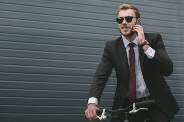 Akıllı telefon kullanan iş adamı