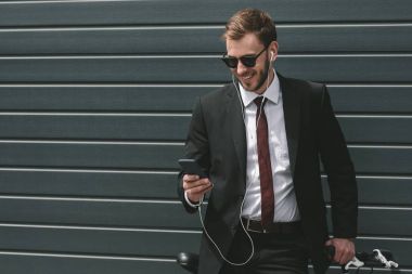 Akıllı telefon kullanan iş adamı