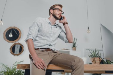 Akıllı telefon kullanan iş adamı