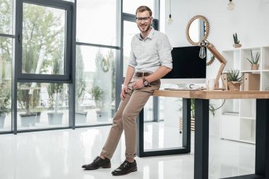 İş adamı masaya yaslanıyor