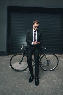 Akıllı telefon kullanan iş adamı 