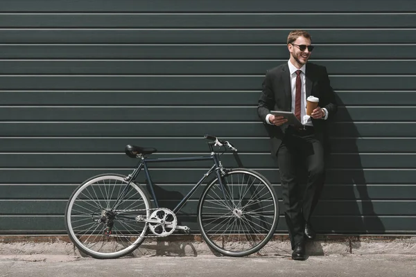 Επιχειρηματίας με ποδήλατο και ψηφιακή δισκίο — Φωτογραφία Αρχείου