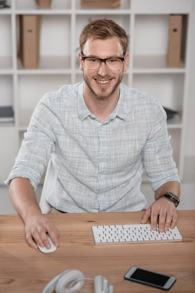 Бизнесмен, работающий с компьютером — стоковое фото