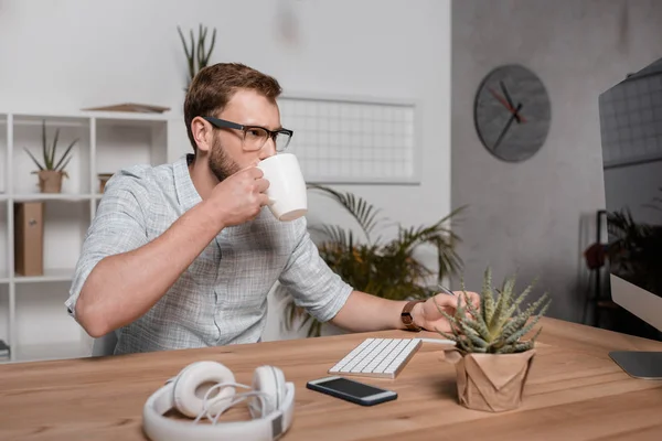 Uomo d'affari che beve caffè — Foto Stock