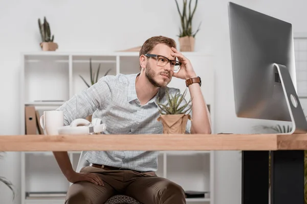 Businessman looking at computer — Stock Photo, Image