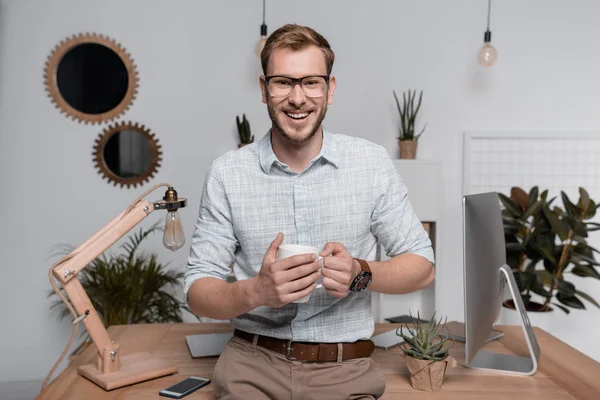 Бизнесмен с кофейной чашкой — стоковое фото