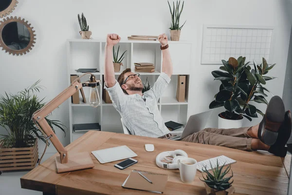 Hombre de negocios alegre usando el ordenador portátil — Foto de Stock