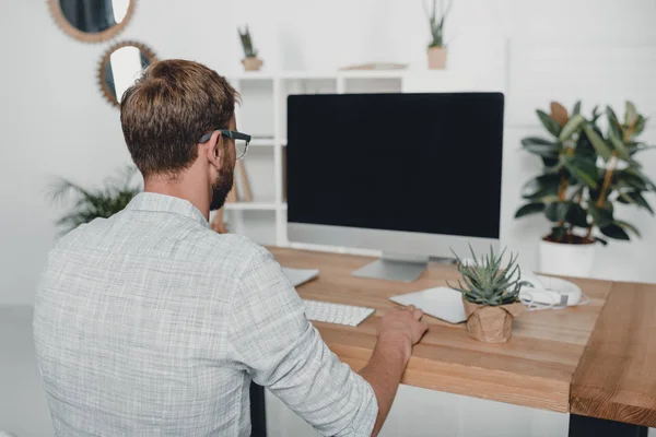 Uomo d'affari che lavora con il computer — Foto Stock