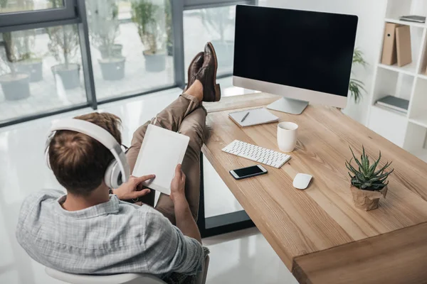 Zakenman die digitale tablet gebruikt — Stockfoto