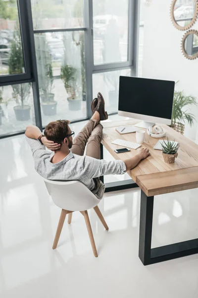 Geschäftsmann nutzt Computer — Stockfoto