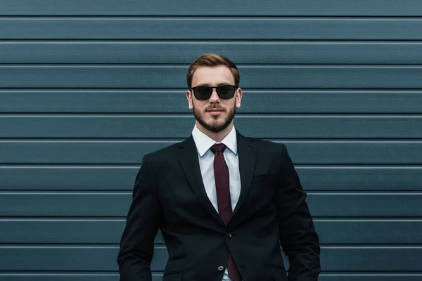 Caucasian businessman wearing suit — Stock Photo, Image
