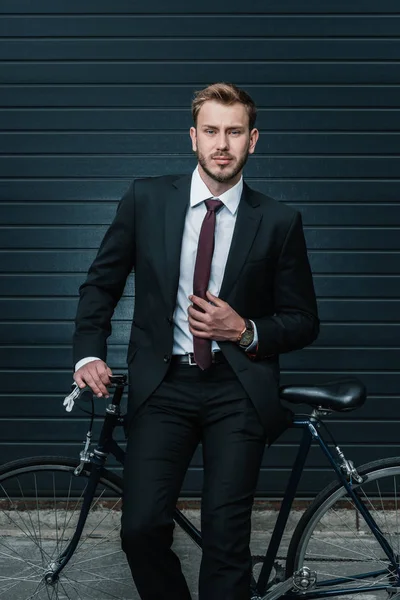 Eleganta affärsman med cykel — Stockfoto