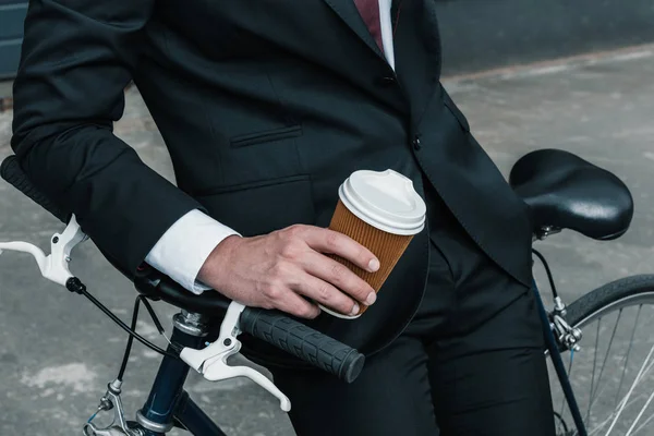 Geschäftsmann trinkt Kaffee — Stockfoto