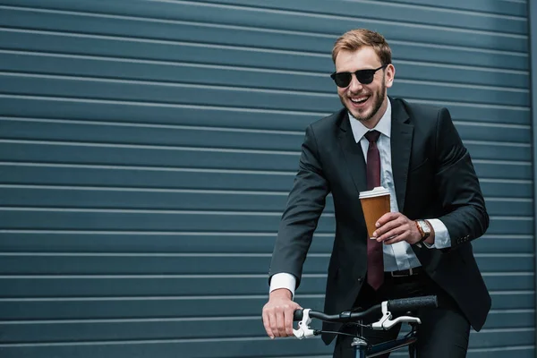 Empresario bebiendo café — Foto de Stock