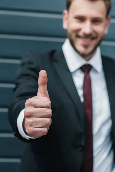 Empresário mostrando polegar para cima — Fotografia de Stock