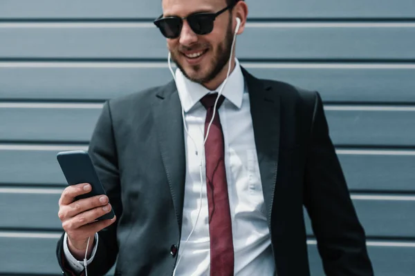 Homem de negócios usando smartphone — Fotografia de Stock