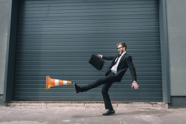 İşadamı ile trafik koni 