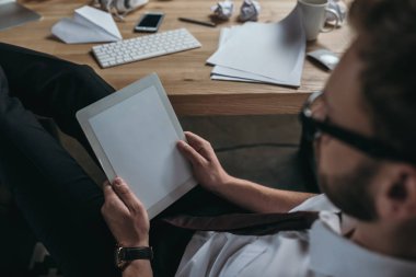 İş adamı işyerinde dijital tablet kullanıyor