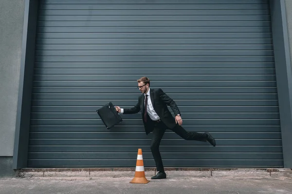 Empresário com cone de trânsito — Fotografia de Stock